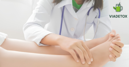Como eliminar inchaço nas pernas: 10 dicas eficazes + 7 sucos detox para complementar uma alimentação saudável